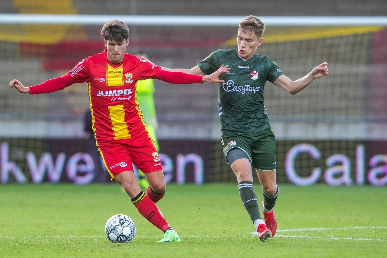 Marc Cardona (l) aan de bal namens GA Eagles. De Spaanse spits scoorde bij zijn debuut in de Adelaarshorst. Rechts Emmen-speler Teun Bijleveld.
