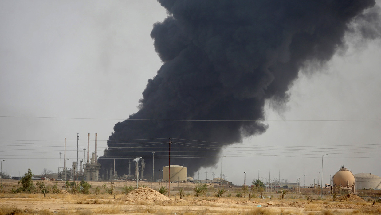 De olieraffinaderij van Baiji in Irak. Beeld REUTERS