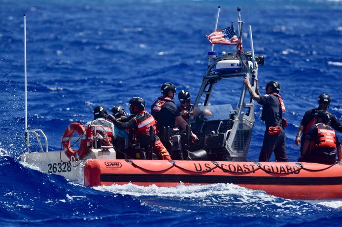 Een bootje van de Amerikaanse kustwacht pikte de drie schipbreukelingen op. (09/04/24)