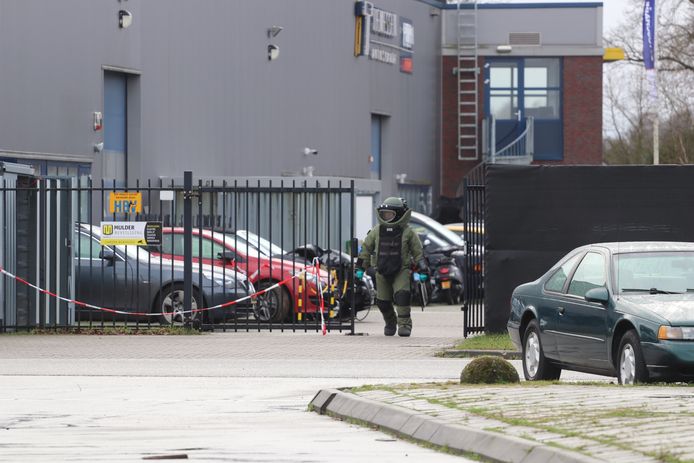 De Explosieven Opruimingsdienst Defensie (EOD) doet onderzoek op het bedrijventerrein.