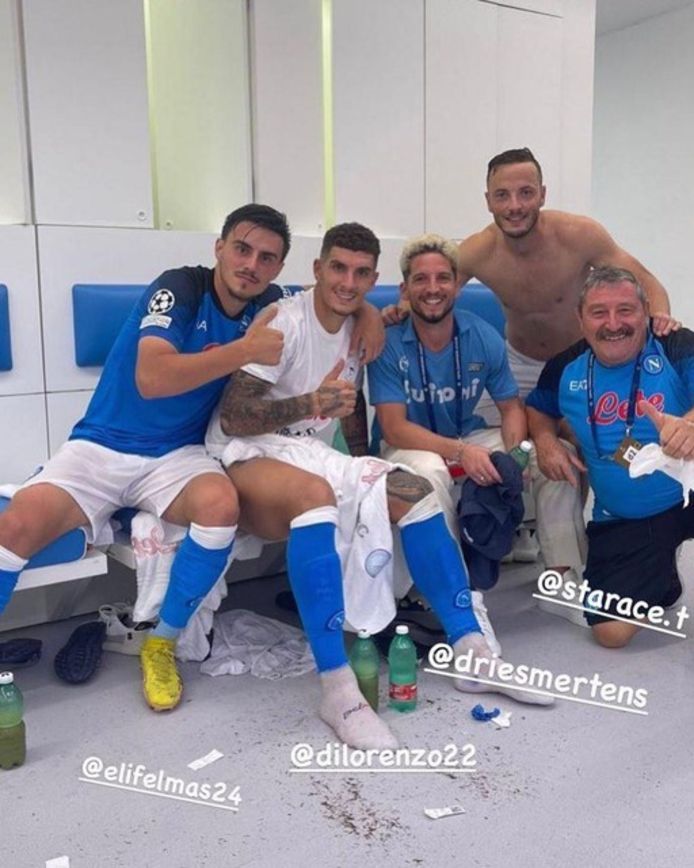 Dries Mertens dook na afloop zelfs mee de kleedkamers in met zijn gewezen ploegmaats.