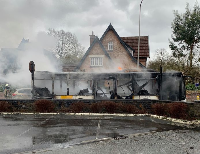 Een bus van de Lijn vatte achteraan aan het motorcompartiment vuur in de Kattestraat in Geraardsbergen.