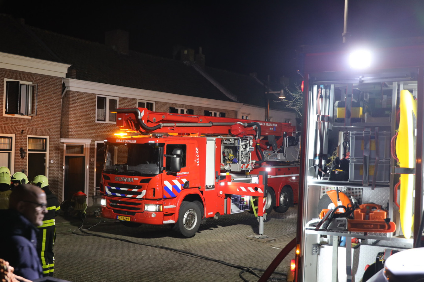 Bewoners schrikken wakker van rook bij woningbrand in SprangCapelle Foto AD.nl