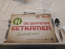 De Geffense Eetkamer is de hele week open, behalve op zon- en feestdagen. Vrijwilligers serveren de gerechten die door de Smaakhelden uit Rosmalen worden bereid. Bijtijds reserveren is noodzakelijk.