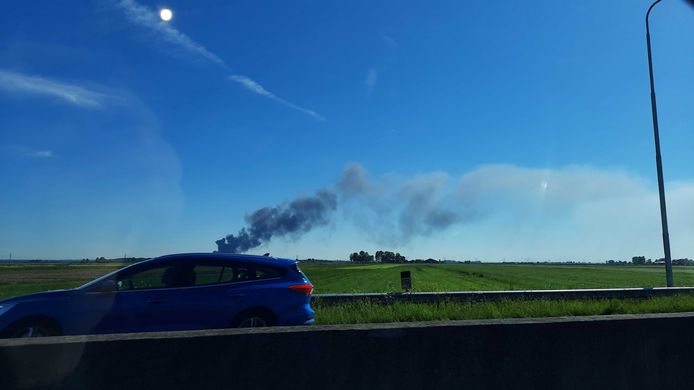 Grote rookpluimen zijn ook te zien op de N50.