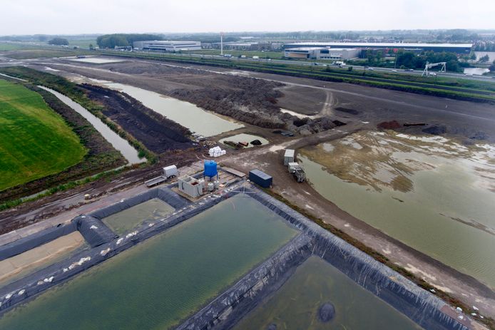 Het vervuilde terrein langs de A15, gefotografeerd in het najaar van 2020 toen het gebied werd ingedamd.