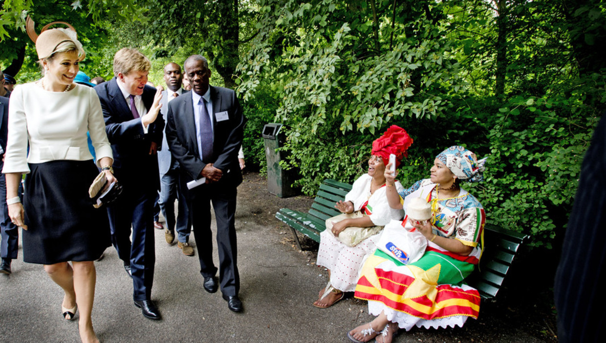 Koning Willem-Alexander en koningin Maxima wonen de herdenking van de afschaffing van de slavernij bij in het Oosterpark Beeld anp