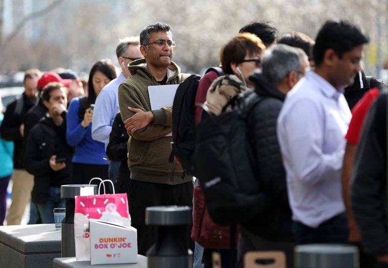 Klanten in de rij in Santa Clara, Californië, bij de omgevallen Silicon Valley Bank om hun tegoeden van de bank te halen.  Beeld Getty Images via AFP
