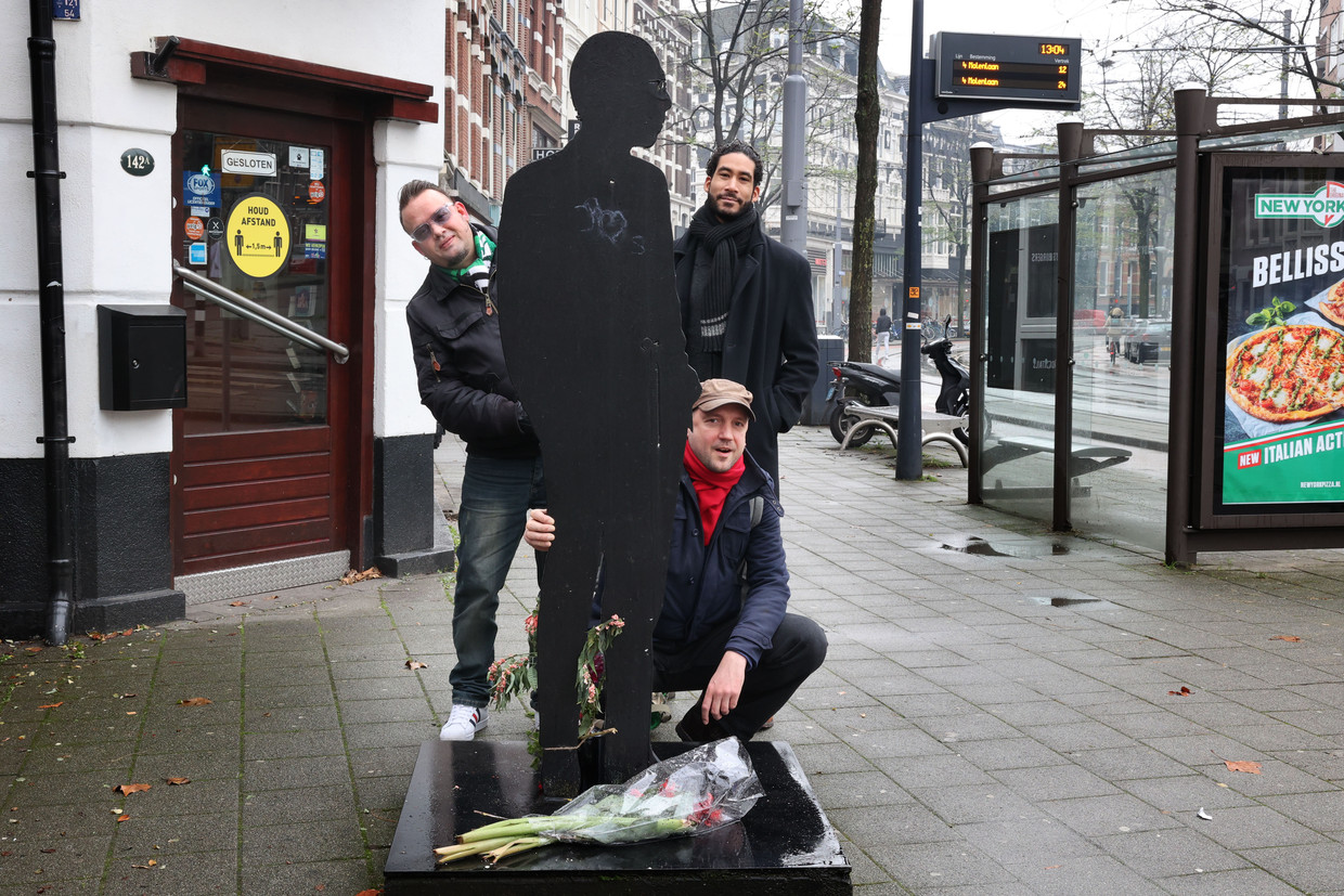Mark Boninsegna, Miguel Santos en Daniël Dee bij het standbeeld van Jules Deelder op de Nieuwe Binnenweg in Rotterdam.  Beeld Arie Kievit