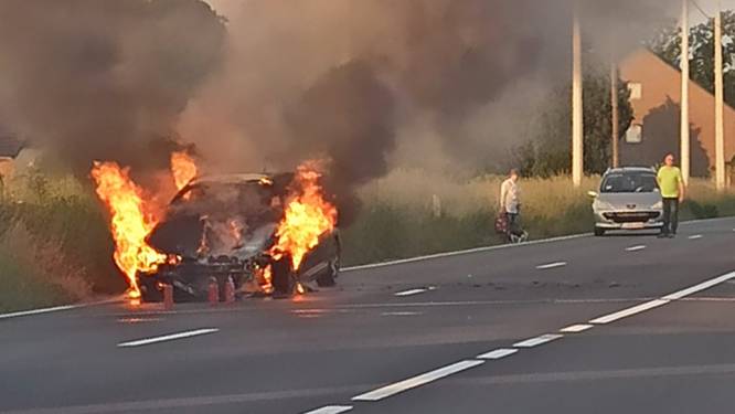 Auto uitgebrand op Ninoofsesteenweg in Lennik