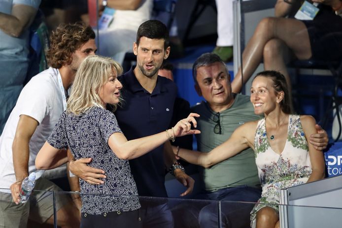 Srdjan Djokovic (2de rechts) denkt niet dat zijn zoon Novak (m) de Australian Open speelt.