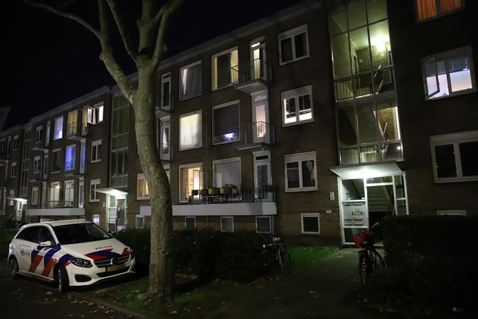 Bewoners van een portiekwoning in de Haagse Dwingelostraat zijn vanavond slachtoffer geworden van een overval. De politie doet onderzoek naar de roof.