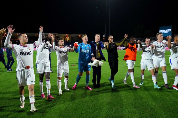 Louis van Gaal viert met zijn spelers mee.