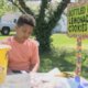 9-jarig jongetje haalt met limonade geld op voor zijn eigen adoptie