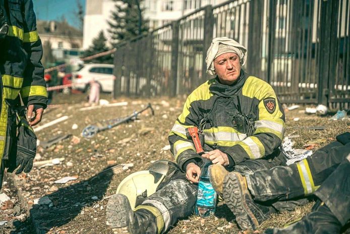 Ook andere Nederlandse brandweerkorpsen doneerden kleding aan hun Oekraïnse collega's: op deze foto een brandweerman in Oekraïne in een pak van de brandweer uit Hedel