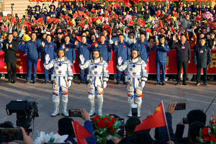 De Chinese astronauten Tang Hongbo, Tang Shengjie en Jiang Xinlin voor hun vertrek begin oktober. Het drietal moet de nu teruggekeerde astronauten vervangen.