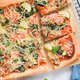 Recept: plaatpizza met geraspte mozzarella en groente