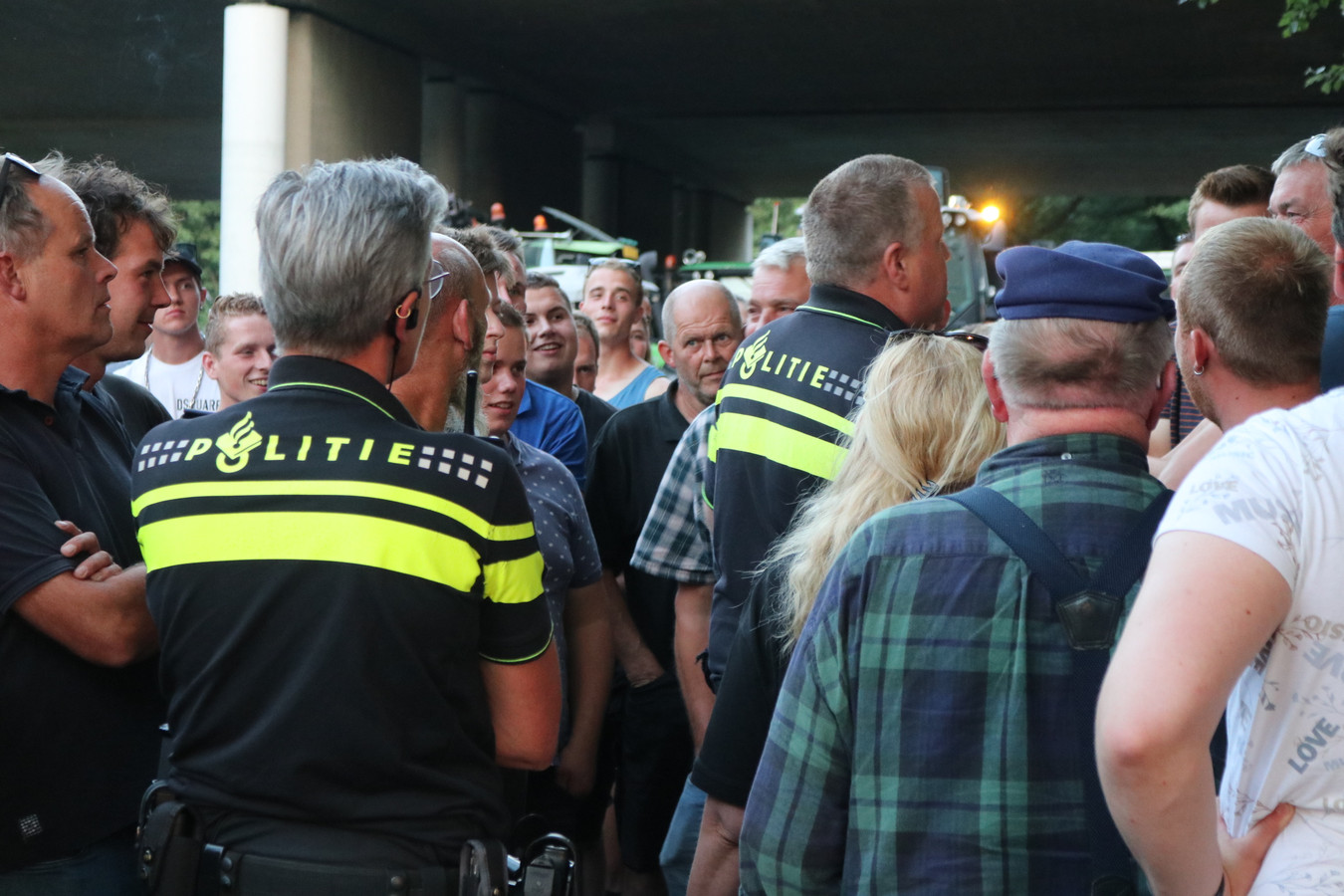 Grote Politiemacht Weet Tientallen Boeren Uit Apeldoorn Te Weren Foto Destentornl 7793