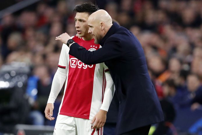 Lisandro Martinez krijgt aanwijzingen van Erik ten Hag.