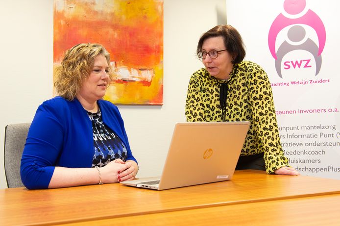 Stichting Welzijn Zundert ziet inkomsten halveren en dreigt te moeten stoppen. Directeur Ankie de Hoon (links), hier in gesprek met medewerkster Jessica Nouws, luidt de noodklok.