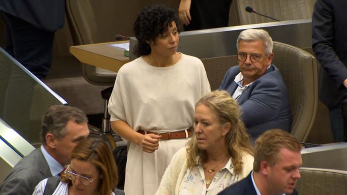 Sihame El Kaouakibi in het Vlaams parlement tijdens de stemming over haar parlementaire onschendbaarheid.