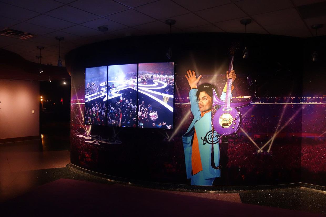 De Superbowl-zaal met een opname van Prince tijdens de Super Bowl. Beeld  