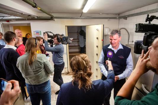 Slotenspecialist Wim van den Hoogen kraakt de kluis van Stadsvilla Sonsbeek in het bijzijn van cameraploegen van WNL, RTL, SBS en TV Gelderland.