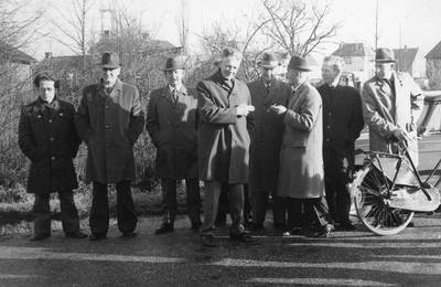 Oude foto's uit Herpt bekijken, met een kop koffie erbij