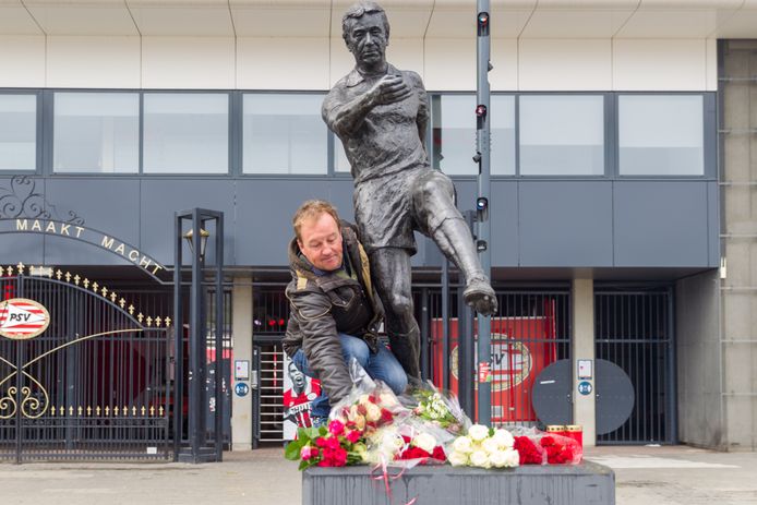 Een fan legt bloemen bij het beeld van Willy van der Kuijlen.