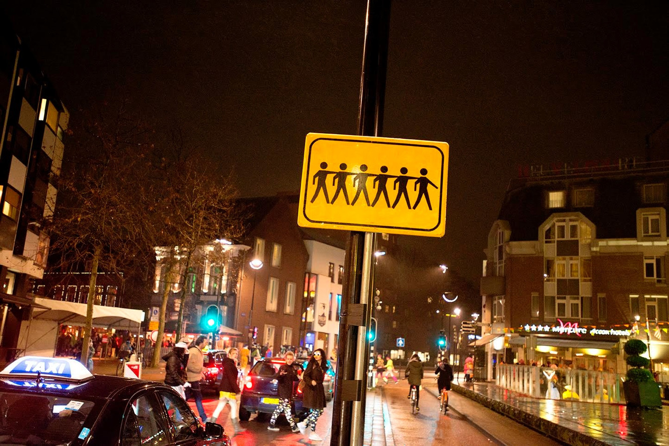 Het speciale verkeersbord dat komende carnavalsdagen in Tilburg hangt.
