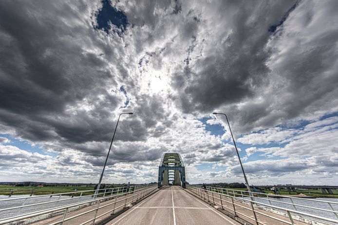 ,,Ik houd van de lijnen, het handwerk. De nagels in het metaal'', zegt Lammie, die de brug fotografeert.