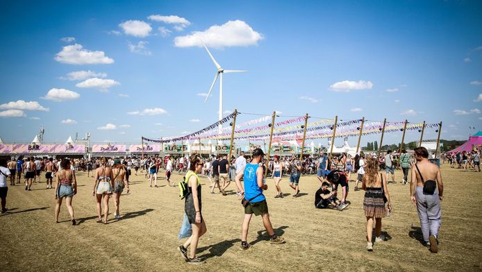 Journée ensoleillée au Dour Festival.