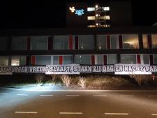 Warm gebaar van harde kern Heracles bij ZGT Almelo: Gigantisch spandoek als steuntje in de rug