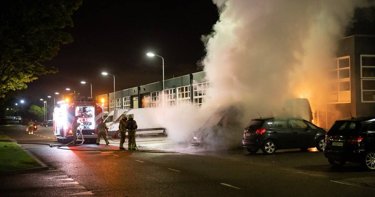 Deux camionnettes et une voiture détruites dans un incendie dans une zone industrielle à Roosendaal |  112 & criminalité