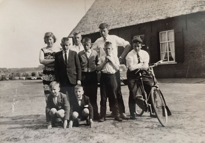 De broers en zus Naalden bij de ouderlijke boerderij in Rucphen.