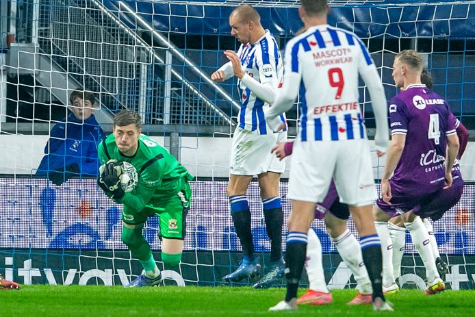Andries Noppert brengt redding voor GA Eagles. Tegen Heerenveen hield de doelman net als tegen Almere City en Roda JC de nul in het bekertoernooi.