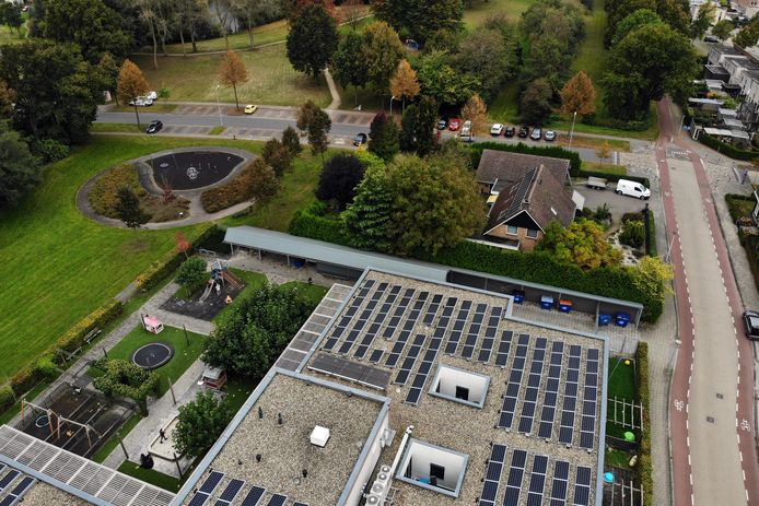 Een blik van bovenaf laat zien hoe dicht de woning van de familie Beernink en kinderopvangcentrum De Toermalijn op elkaar zitten. Links van het gebouw het speelterrein.
