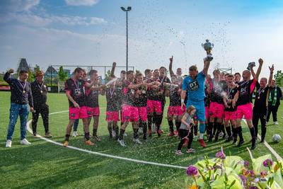 Matthijs Donatz neemt met beker afscheid van zijn Achilles Veen: ‘Deze beker is voor mijn vader’