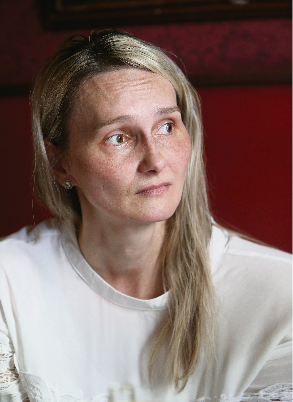 Henrieta Chovancova, de weduwe, lekt in de zomer van 2020 beelden van het politieoptreden in de cel aan de pers, omdat er geen antwoorden kwamen op haar vele vragen.   Beeld Photo News
