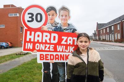Automobilisten rijden vaak te hard bij basisscholen, daarom staat Yara (9) nu op dit bord: ‘Het is v
