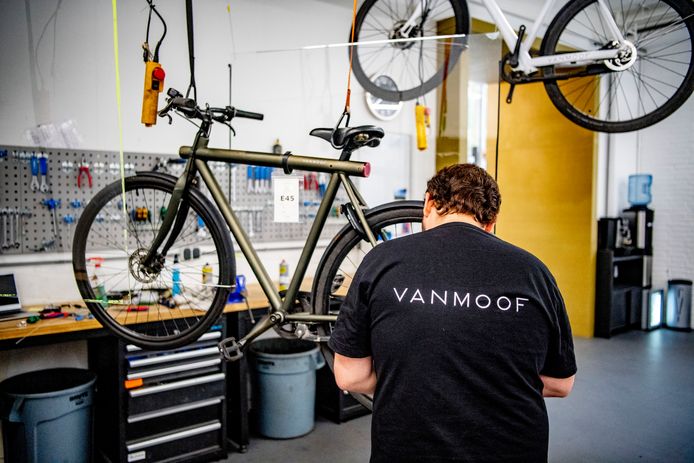 Snelle groei, naweeën van de pandemie en obstakels in de aanvoerlijnen vormen volgens VanMoof oorzaken van mankementen en van lange wachttijden voor een reparatie.