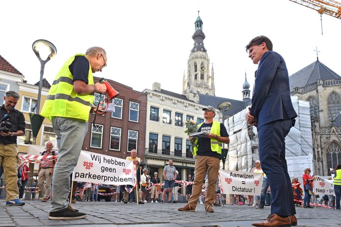 Actieleider Peter Elbertse overhandigt een petitie tegen betaald parkeren in wijk Zandberg aan burgemeester Paul Depla.