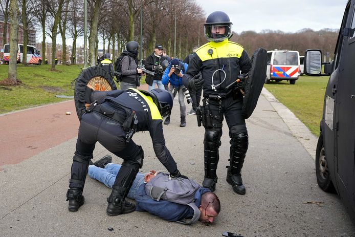 De Mobiele Eenheid (ME) in actie tegen actievoerders op het Malieveld. Op de foto ligt demonstrant Tim met bebloed hoofd op de grond.
