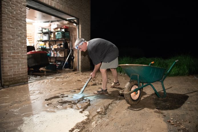 Wim Dierick ruimte slijk in en rond zijn woning aan de Paddestraat in Velzeke.