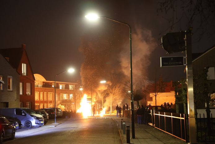 Er werd afgelopen weekeinde ook weer gestookt op het kruispunt bij de Witboomstraat in Veen.