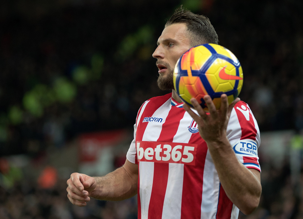 Mark Hughes hoopt op Erik Pieters Foto AD.nl