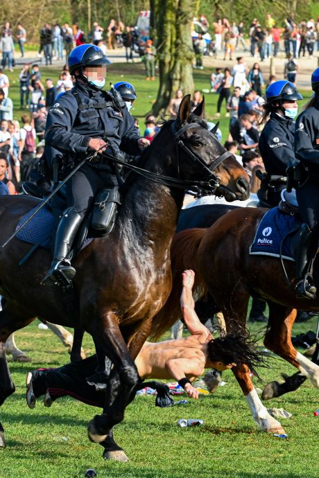 La Boum: une jeune femme s’effondre après avoir été violemment percutée par un cheval de la police