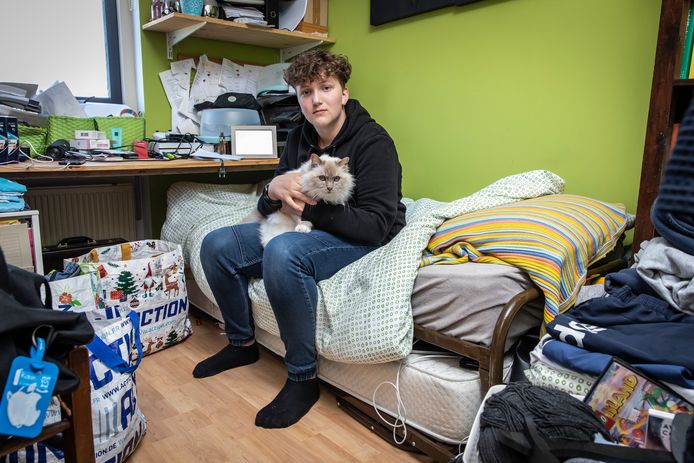 De 15-jarige Robin logeert noodgedwongen op een piepklein kamertje bij een vriend.