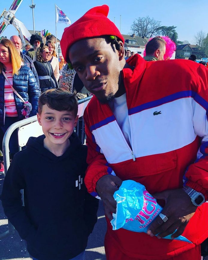Batshuayi ging gretig op de foto met de carnavalisten.