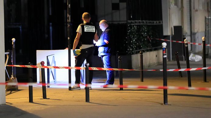In Parijs is gisterenavond een man gearresteerd nadat hij zeven mensen verwondde met een mes.